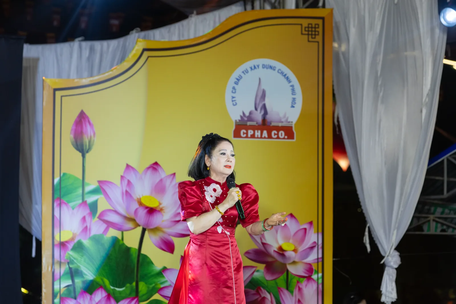 Nghệ sĩ Mộng Tuyền biểu diễn Kim Vân Kiều